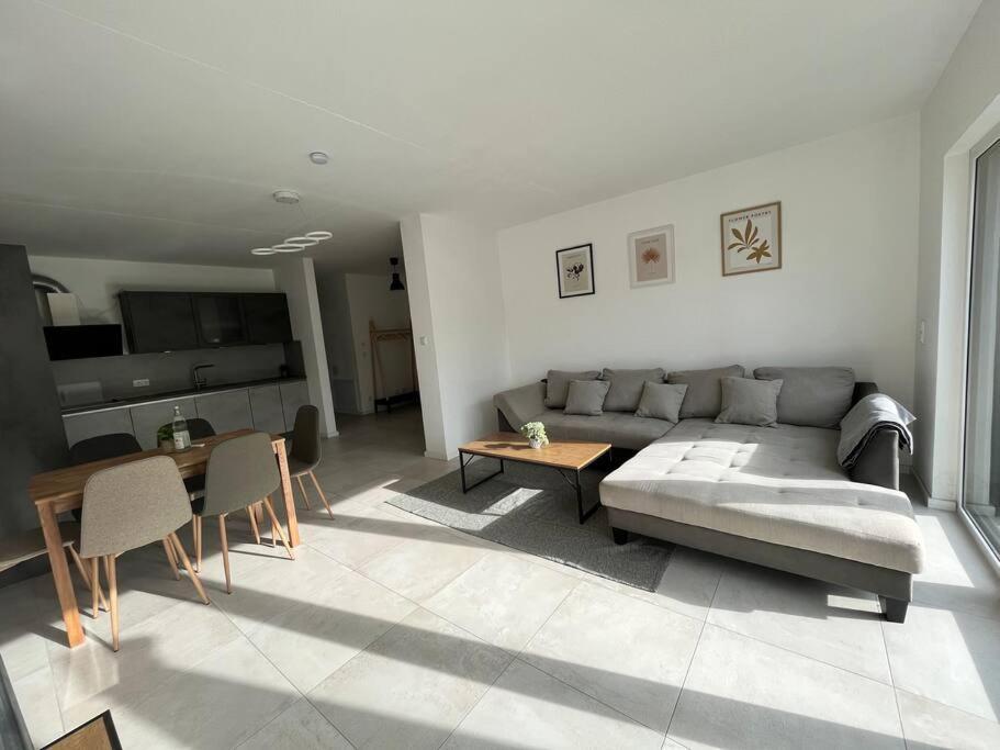 3 Zw 95 M2 Neubau Kostenlos Parkplatz Im Hof Кітцінґен Екстер'єр фото